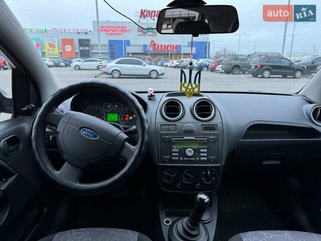 Червоний Форд Фієста, об'ємом двигуна 1.39 л та пробігом 113 тис. км за 5300 $, фото 4 на Automoto.ua