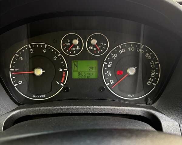 Червоний Форд Фієста, об'ємом двигуна 1.39 л та пробігом 200 тис. км за 4300 $, фото 20 на Automoto.ua