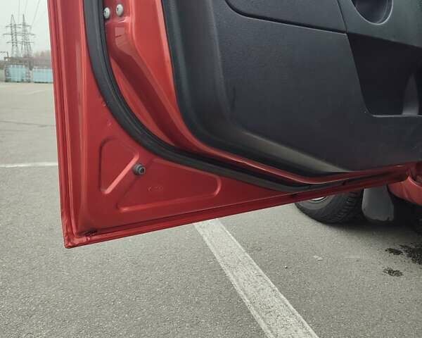 Красный Форд Фиеста, объемом двигателя 1.4 л и пробегом 170 тыс. км за 4100 $, фото 13 на Automoto.ua