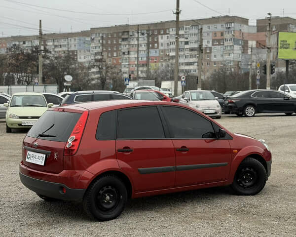 Красный Форд Фиеста, объемом двигателя 1.24 л и пробегом 33 тыс. км за 6499 $, фото 2 на Automoto.ua