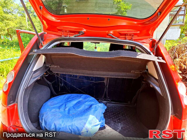 Красный Форд Фиеста, объемом двигателя 1.4 л и пробегом 232 тыс. км за 4000 $, фото 3 на Automoto.ua