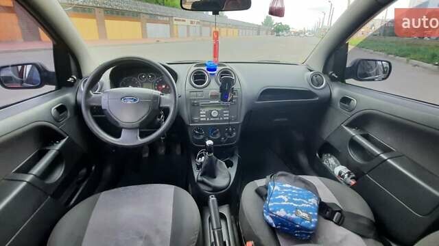 Червоний Форд Фієста, об'ємом двигуна 1.4 л та пробігом 149 тис. км за 3200 $, фото 4 на Automoto.ua