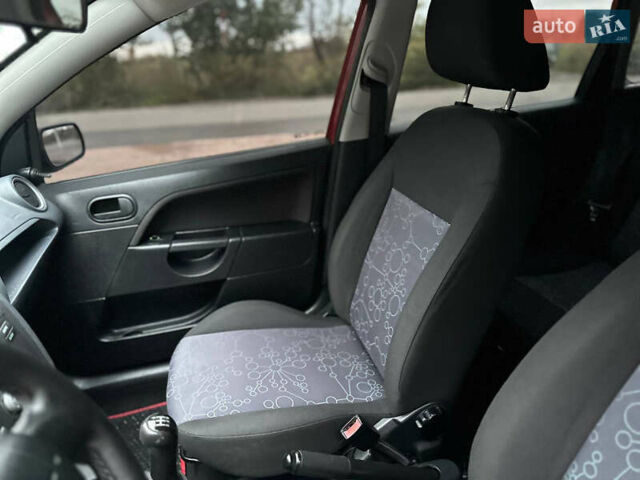 Красный Форд Фиеста, объемом двигателя 1.24 л и пробегом 170 тыс. км за 3999 $, фото 30 на Automoto.ua