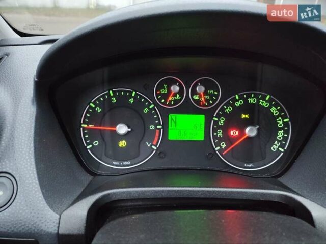 Червоний Форд Фієста, об'ємом двигуна 1.4 л та пробігом 130 тис. км за 4300 $, фото 1 на Automoto.ua