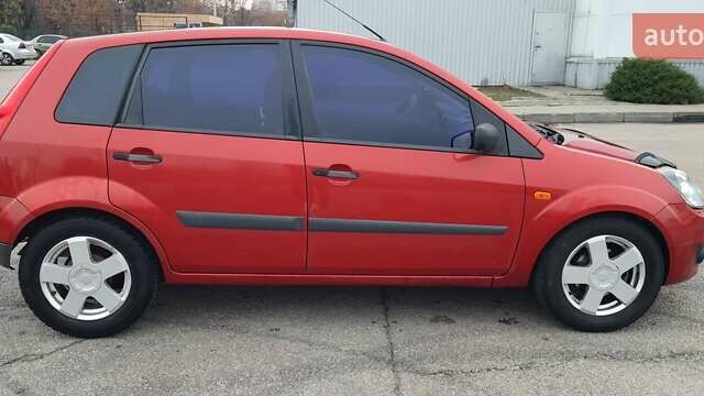 Красный Форд Фиеста, объемом двигателя 1.4 л и пробегом 205 тыс. км за 4300 $, фото 5 на Automoto.ua