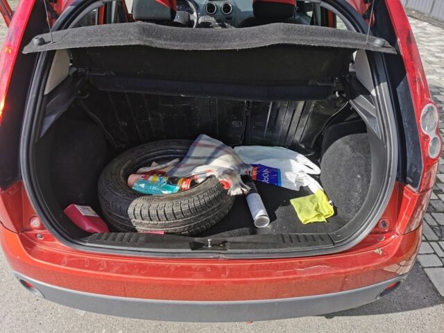 Красный Форд Фиеста, объемом двигателя 1.4 л и пробегом 84 тыс. км за 6000 $, фото 7 на Automoto.ua