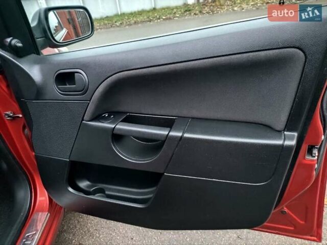 Червоний Форд Фієста, об'ємом двигуна 1.4 л та пробігом 130 тис. км за 4300 $, фото 7 на Automoto.ua