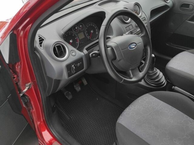 Красный Форд Фиеста, объемом двигателя 0 л и пробегом 180 тыс. км за 5299 $, фото 4 на Automoto.ua