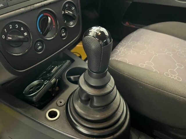 Красный Форд Фиеста, объемом двигателя 1.2 л и пробегом 164 тыс. км за 4150 $, фото 14 на Automoto.ua