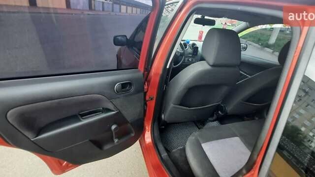 Червоний Форд Фієста, об'ємом двигуна 1.4 л та пробігом 149 тис. км за 3200 $, фото 7 на Automoto.ua