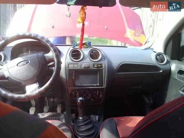 Красный Форд Фиеста, объемом двигателя 1.25 л и пробегом 131 тыс. км за 3500 $, фото 3 на Automoto.ua