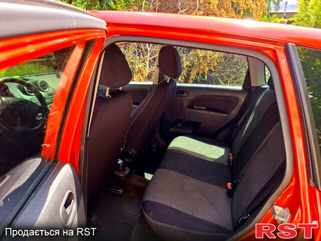 Красный Форд Фиеста, объемом двигателя 1.4 л и пробегом 232 тыс. км за 4000 $, фото 4 на Automoto.ua