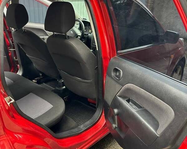 Красный Форд Фиеста, объемом двигателя 1.4 л и пробегом 273 тыс. км за 3800 $, фото 3 на Automoto.ua