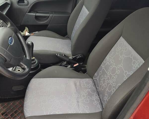Красный Форд Фиеста, объемом двигателя 1.4 л и пробегом 170 тыс. км за 4100 $, фото 12 на Automoto.ua