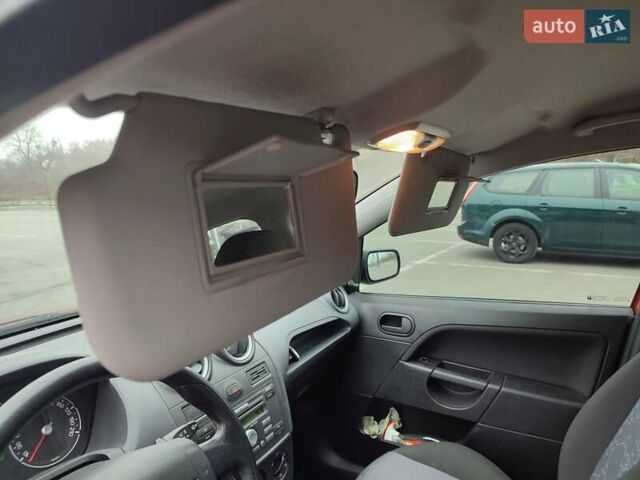 Красный Форд Фиеста, объемом двигателя 1.4 л и пробегом 170 тыс. км за 4100 $, фото 14 на Automoto.ua