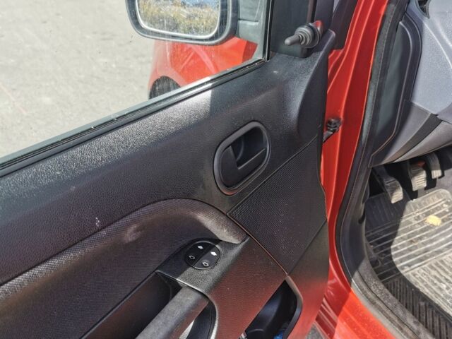 Красный Форд Фиеста, объемом двигателя 1.4 л и пробегом 84 тыс. км за 6000 $, фото 9 на Automoto.ua