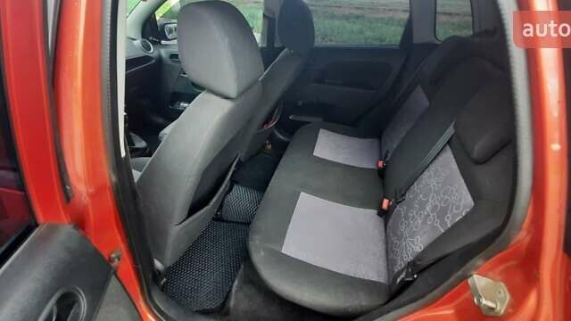 Червоний Форд Фієста, об'ємом двигуна 1.4 л та пробігом 149 тис. км за 3200 $, фото 8 на Automoto.ua