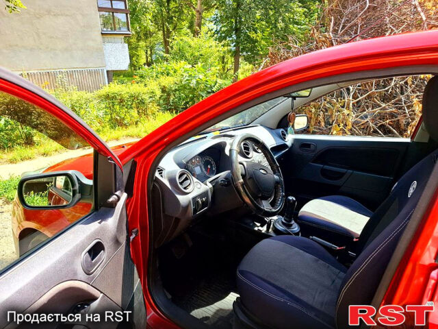 Красный Форд Фиеста, объемом двигателя 1.4 л и пробегом 232 тыс. км за 4000 $, фото 5 на Automoto.ua