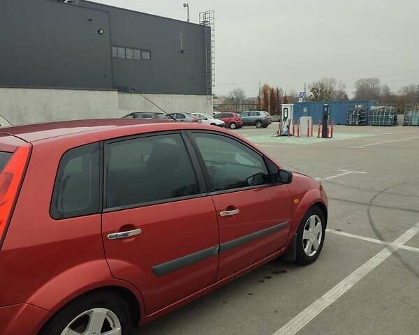 Красный Форд Фиеста, объемом двигателя 1.4 л и пробегом 170 тыс. км за 4100 $, фото 8 на Automoto.ua