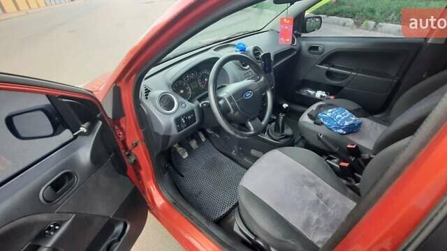 Червоний Форд Фієста, об'ємом двигуна 1.4 л та пробігом 149 тис. км за 3200 $, фото 6 на Automoto.ua