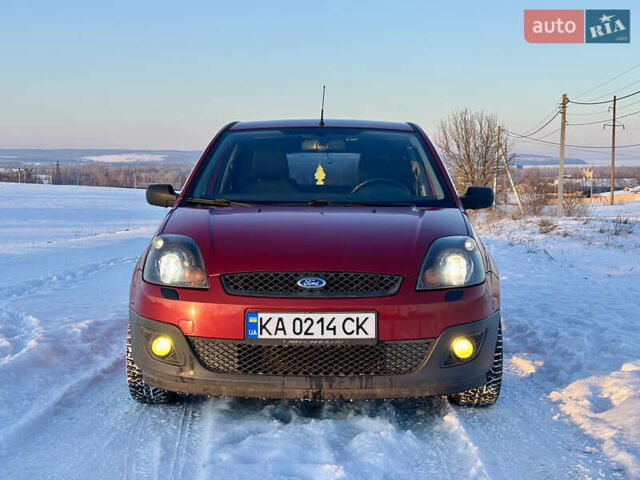 Красный Форд Фиеста, объемом двигателя 1.4 л и пробегом 289 тыс. км за 3900 $, фото 2 на Automoto.ua