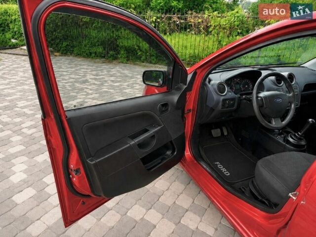 Красный Форд Фиеста, объемом двигателя 1.39 л и пробегом 169 тыс. км за 4500 $, фото 6 на Automoto.ua