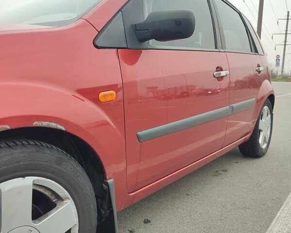 Красный Форд Фиеста, объемом двигателя 1.4 л и пробегом 170 тыс. км за 4100 $, фото 6 на Automoto.ua