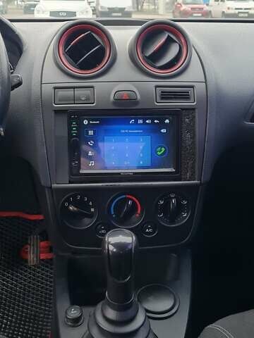 Красный Форд Фиеста, объемом двигателя 1.4 л и пробегом 205 тыс. км за 4300 $, фото 18 на Automoto.ua