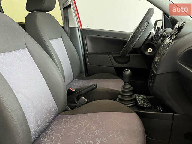 Червоний Форд Фієста, об'ємом двигуна 1.24 л та пробігом 164 тис. км за 4150 $, фото 19 на Automoto.ua