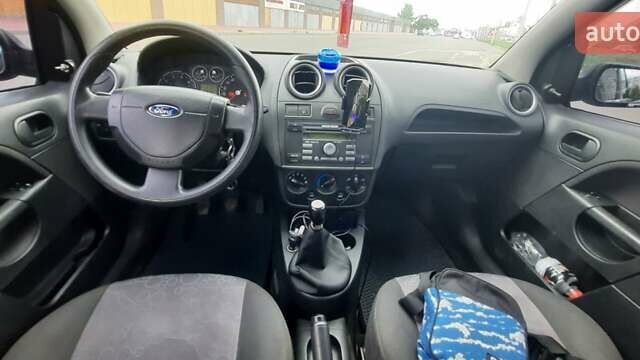 Червоний Форд Фієста, об'ємом двигуна 1.4 л та пробігом 149 тис. км за 3200 $, фото 3 на Automoto.ua