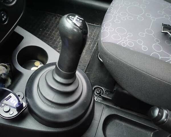 Красный Форд Фиеста, объемом двигателя 1.39 л и пробегом 134 тыс. км за 4200 $, фото 5 на Automoto.ua