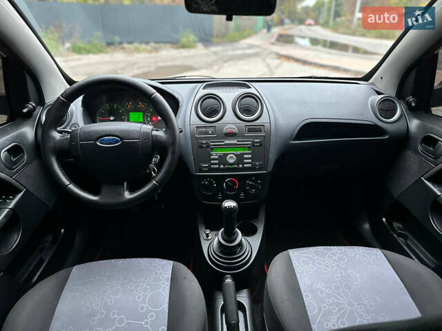 Красный Форд Фиеста, объемом двигателя 1.24 л и пробегом 170 тыс. км за 3999 $, фото 36 на Automoto.ua