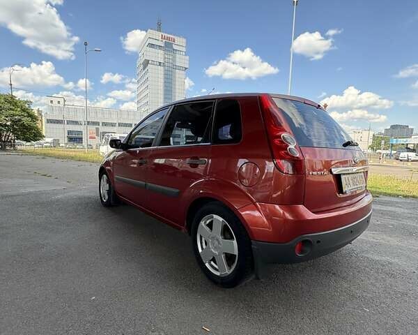 Червоний Форд Фієста, об'ємом двигуна 1.39 л та пробігом 200 тис. км за 4300 $, фото 3 на Automoto.ua