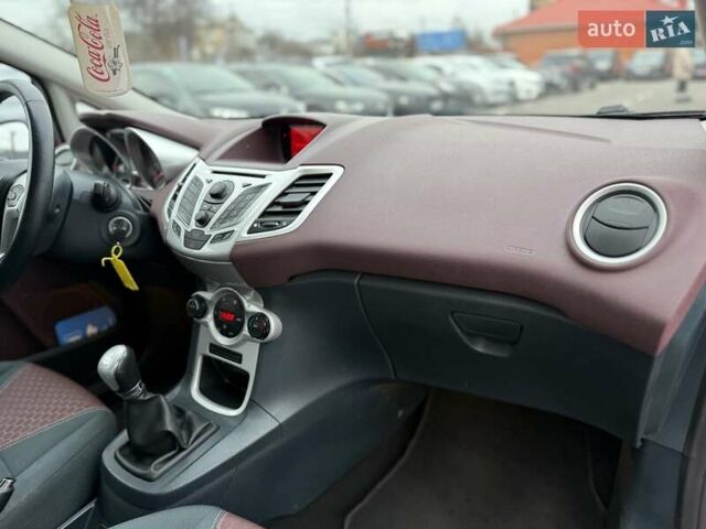 Червоний Форд Фієста, об'ємом двигуна 1.39 л та пробігом 110 тис. км за 6700 $, фото 24 на Automoto.ua