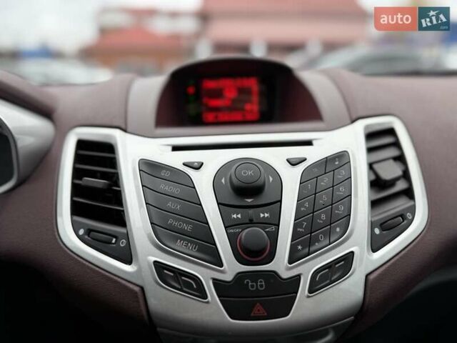 Червоний Форд Фієста, об'ємом двигуна 1.39 л та пробігом 110 тис. км за 6700 $, фото 35 на Automoto.ua