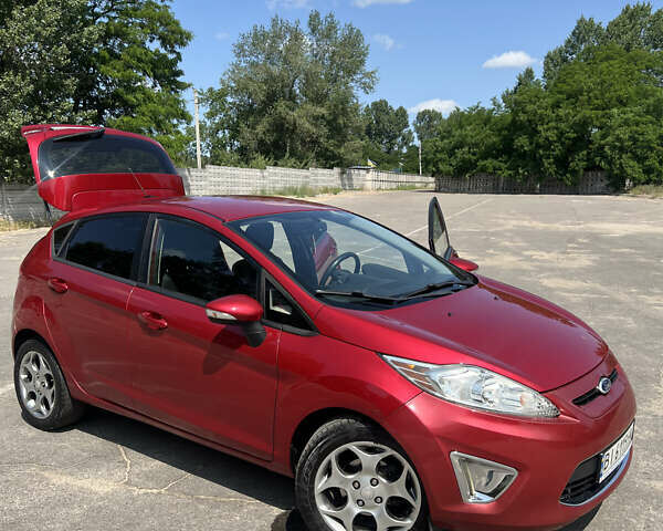 Червоний Форд Фієста, об'ємом двигуна 1.6 л та пробігом 164 тис. км за 7000 $, фото 2 на Automoto.ua