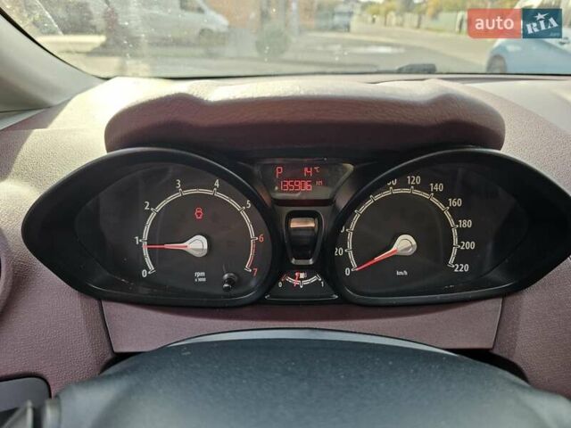 Красный Форд Фиеста, объемом двигателя 1.4 л и пробегом 136 тыс. км за 6300 $, фото 12 на Automoto.ua