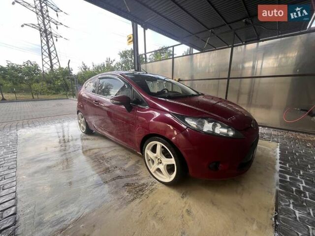 Красный Форд Фиеста, объемом двигателя 1.4 л и пробегом 288 тыс. км за 5500 $, фото 3 на Automoto.ua