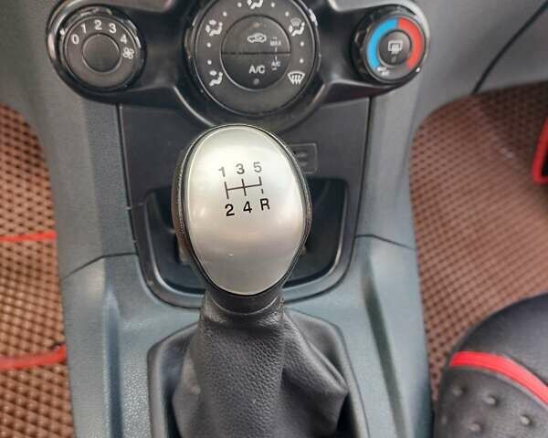 Красный Форд Фиеста, объемом двигателя 1.24 л и пробегом 121 тыс. км за 5800 $, фото 4 на Automoto.ua