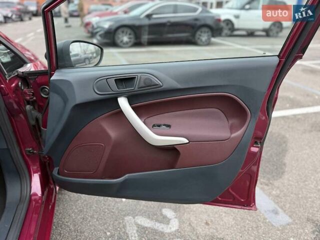 Червоний Форд Фієста, об'ємом двигуна 1.39 л та пробігом 110 тис. км за 6700 $, фото 21 на Automoto.ua