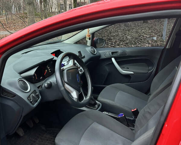 Червоний Форд Фієста, об'ємом двигуна 1.24 л та пробігом 148 тис. км за 5500 $, фото 8 на Automoto.ua