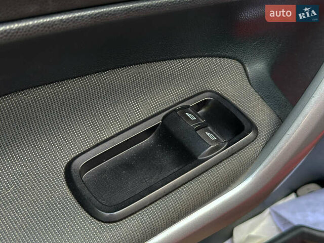 Форд Фиеста 2011 в Львове на Automoto.ua Красный Форд Фиеста, объемом двигателя 1.39 л и пробегом 118 тыс. км за 6800 $, фото 18 на Automoto.ua