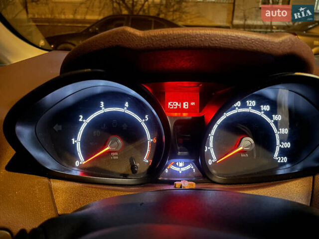 Червоний Форд Фієста, об'ємом двигуна 1.4 л та пробігом 160 тис. км за 5800 $, фото 1 на Automoto.ua