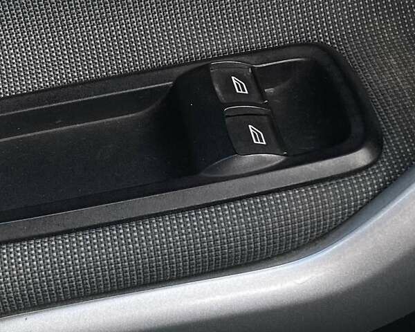 Красный Форд Фиеста, объемом двигателя 1.4 л и пробегом 132 тыс. км за 6830 $, фото 31 на Automoto.ua