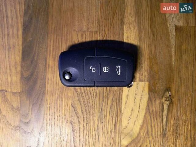 Красный Форд Фиеста, объемом двигателя 1.4 л и пробегом 132 тыс. км за 6830 $, фото 42 на Automoto.ua