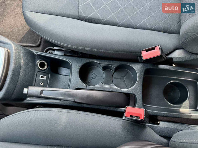 Форд Фиеста 2011 в Киеве на Automoto.ua Красный Форд Фиеста, объемом двигателя 1.4 л и пробегом 157 тыс. км за 6600 $, фото 23 на Automoto.ua