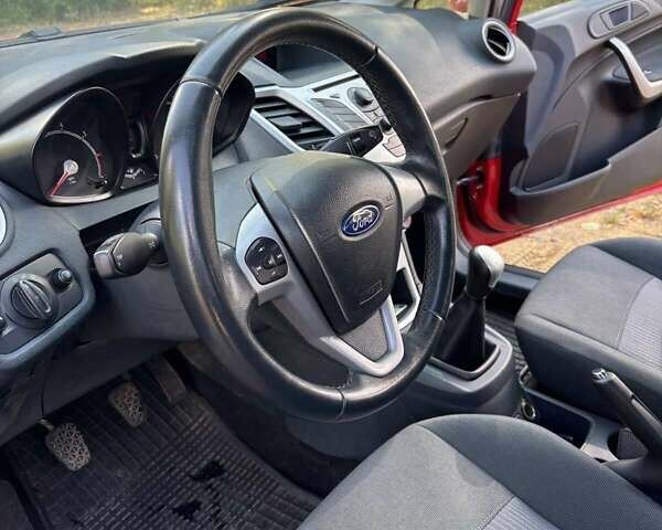 Красный Форд Фиеста, объемом двигателя 1.24 л и пробегом 91 тыс. км за 5600 $, фото 3 на Automoto.ua