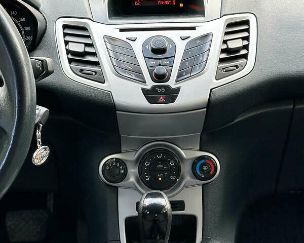 Форд Фиеста 2011 в Львове на Automoto.ua Красный Форд Фиеста, объемом двигателя 1.39 л и пробегом 118 тыс. км за 6800 $, фото 16 на Automoto.ua