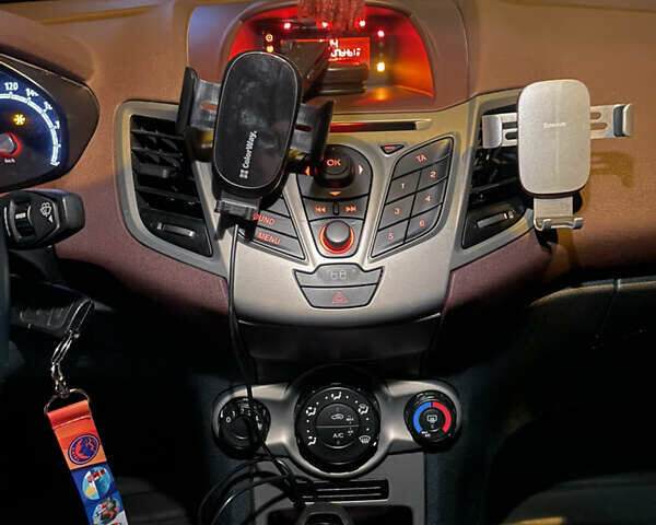 Червоний Форд Фієста, об'ємом двигуна 1.4 л та пробігом 160 тис. км за 5800 $, фото 3 на Automoto.ua