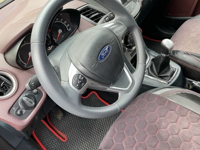 Червоний Форд Фієста, об'ємом двигуна 1.2 л та пробігом 218 тис. км за 6000 $, фото 4 на Automoto.ua